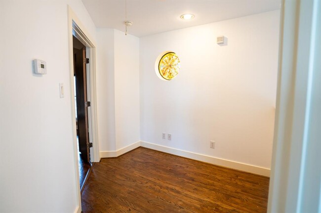 Building Photo - 718 W 22nd St