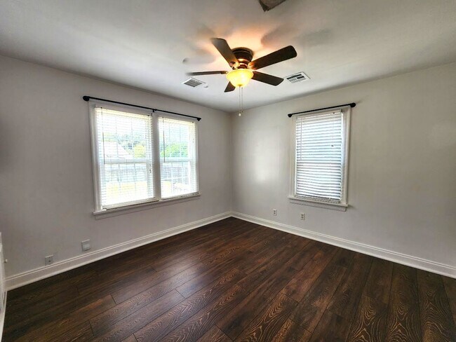 Building Photo - 2 Bed 1 Bath 2 Covered Carport in Corbin P...