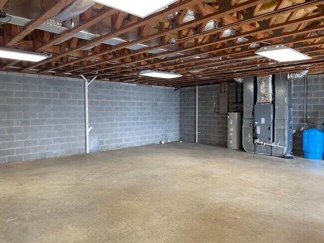 Building Photo - Three Bedroom Brick Ranch in Terrell with beach access to Lake Norman
