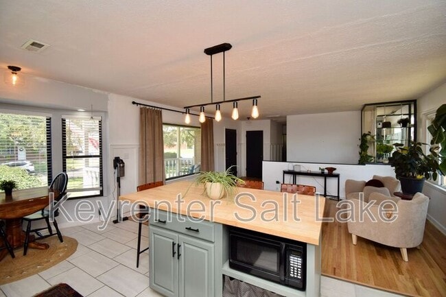 Building Photo - 159 W 2200 S