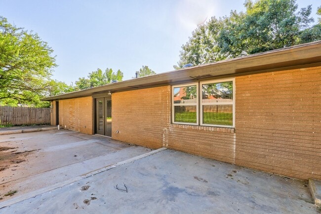 Building Photo - Spacious Elegance: Open Floor Plan, Dual V...