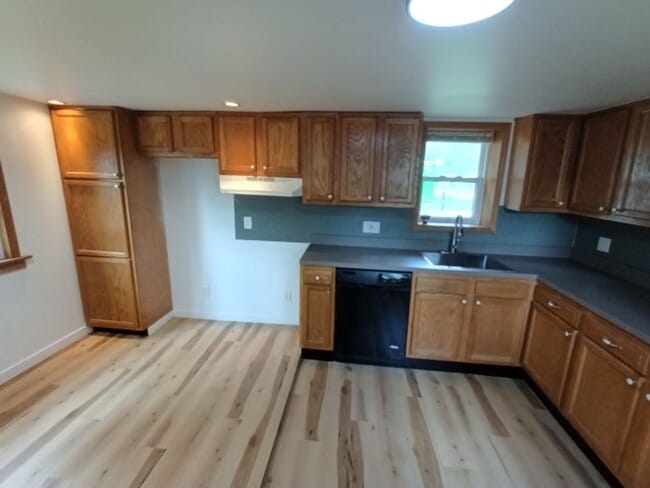 Building Photo - 2044 Garrick Ave