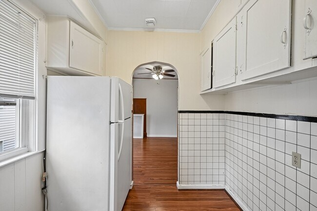Building Photo - 154 Glen St