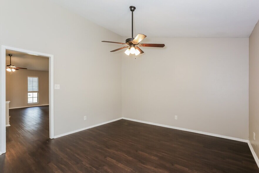 Building Photo - 1385 Southridge Dr