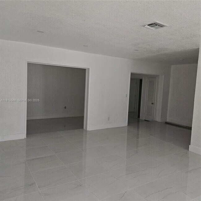 Building Photo - 14710 NE 5th Ct