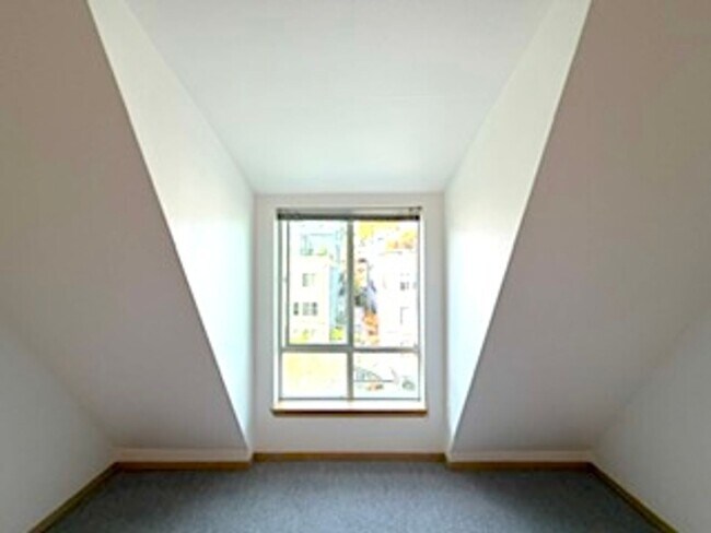 Building Photo - 812 5th Ave N