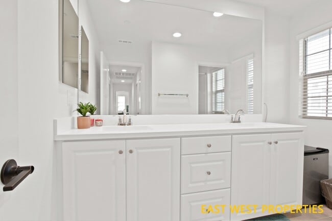 Building Photo - 140 Lantana Dr