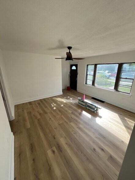 Building Photo - 828 E 35th Pl