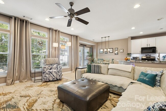 Building Photo - 6037 Queens Walk Ct