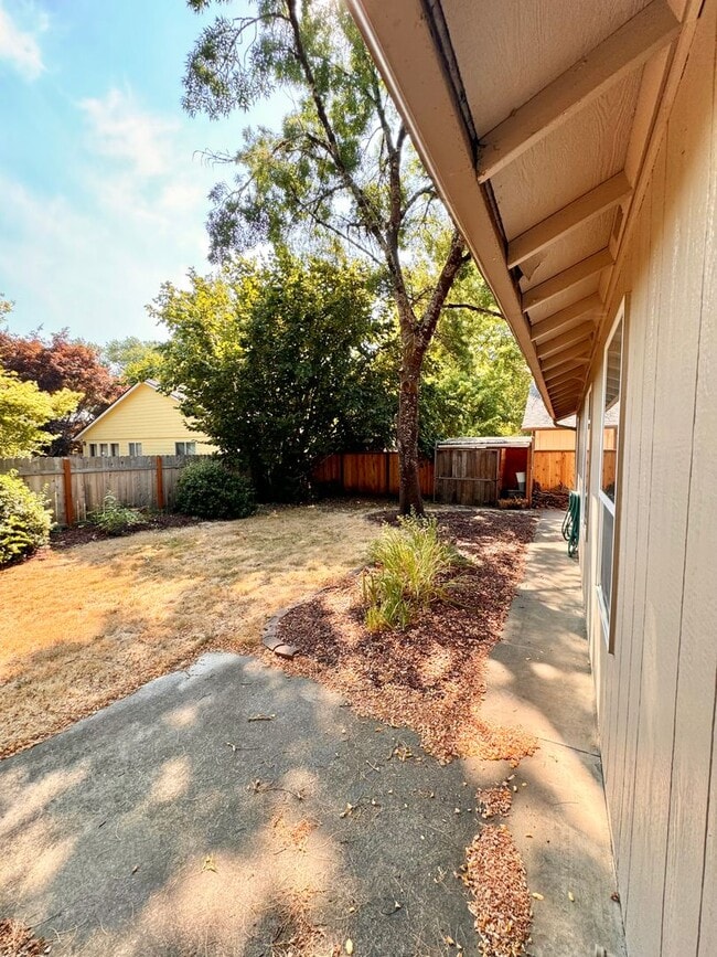 Building Photo - Gorgeous 3 Bed 2 Bath Home Near Shopping and Schools!