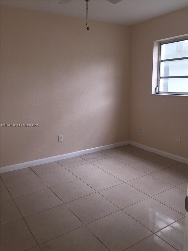 Building Photo - 15201 NE 6th Ave