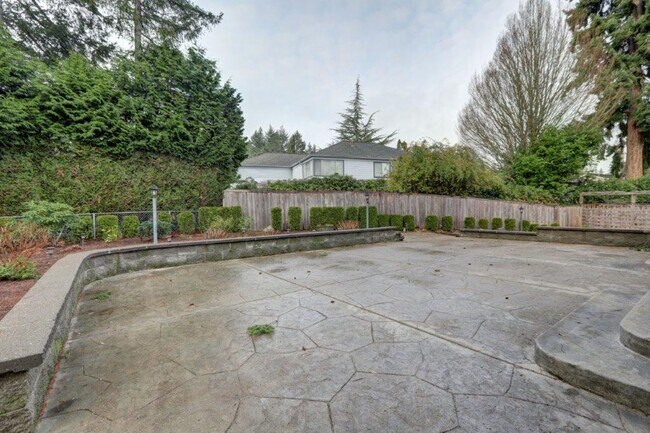 Building Photo - Spacious 4 Bedroom/3ba Bath Bellevue Home Available Now!