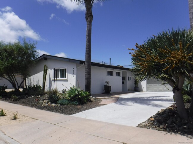 Building Photo - 4970 Mt Almagosa Dr