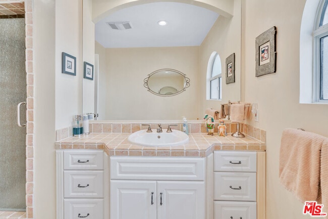 Building Photo - 5501 Cantaloupe Ave