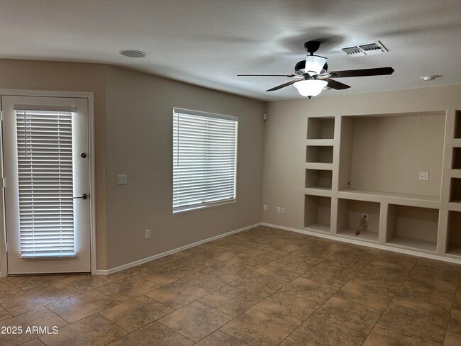 Building Photo - 2011 W Sunshine Butte Dr