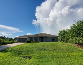 Building Photo - Spacious 3 Bedroom 2 Bath 2 Car Garage PLU...