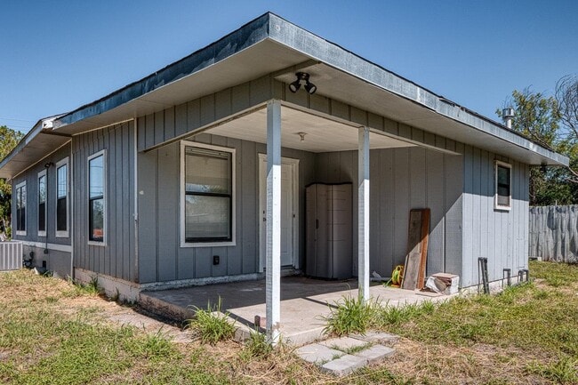 Building Photo - 905 E 3rd St