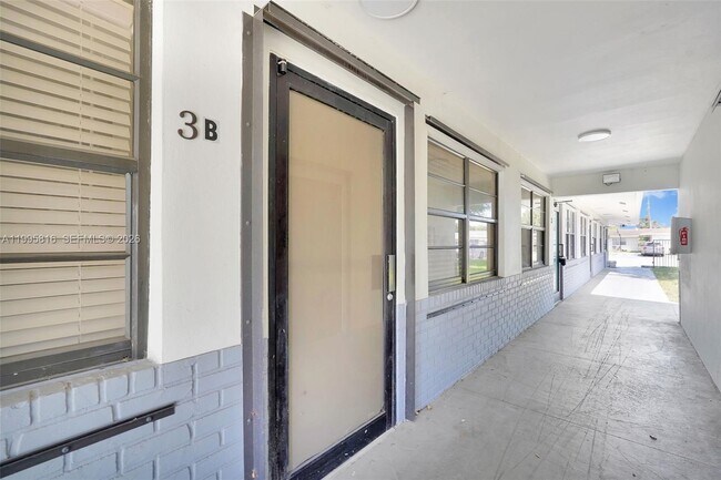 Building Photo - 1730 Acapulco Dr