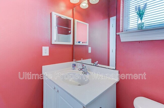 Building Photo - 618 S 3rd St