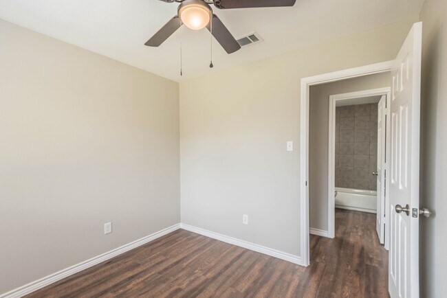 Building Photo - 7522 Pepperbrook Dr