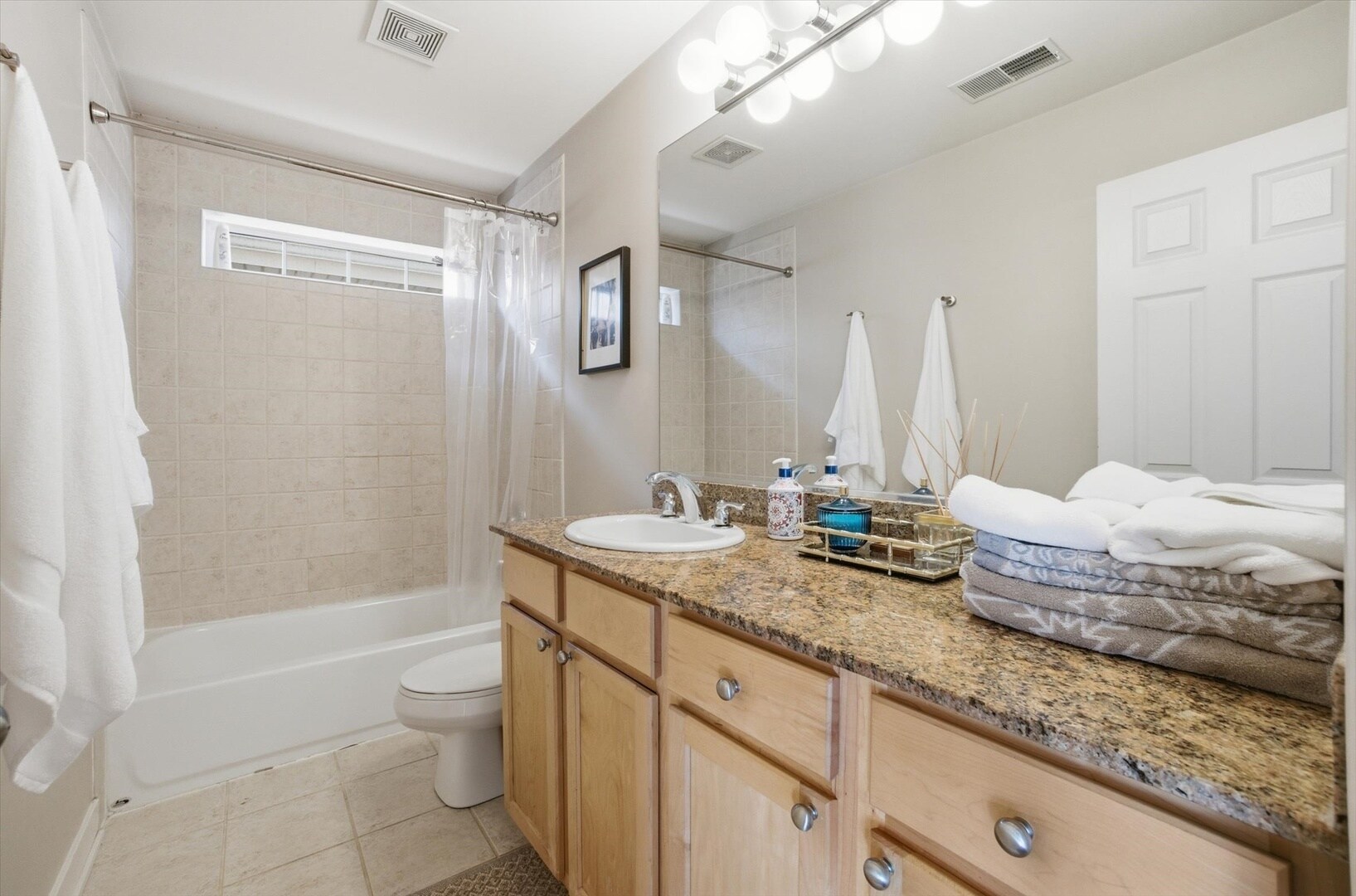 Building Photo - 639 W Elm St