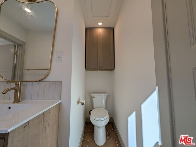 Building Photo - 1015 Granville Ave