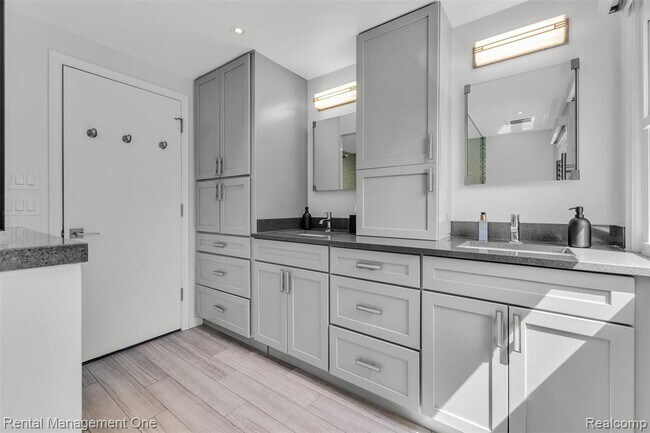 Building Photo - 3015 High Pointe Ct