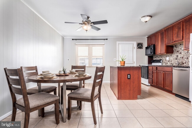 Building Photo - 355 W 12th Ave