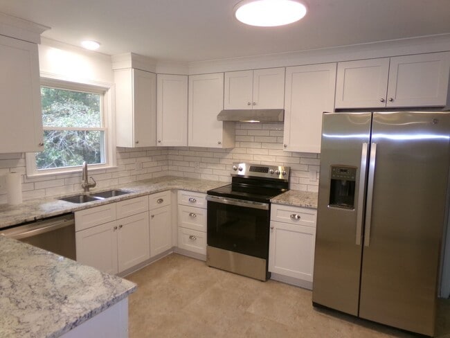 Building Photo - Country Living in Town