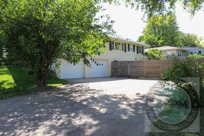 Building Photo - Move In Special  $600.00 off the Deposit!!...