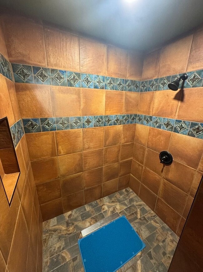 Building Photo - Quail Canyon Rd