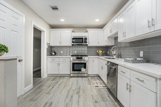 Building Photo - 812 7th Ave N