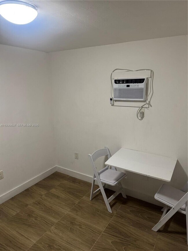 Building Photo - 227 SW 11th Ave