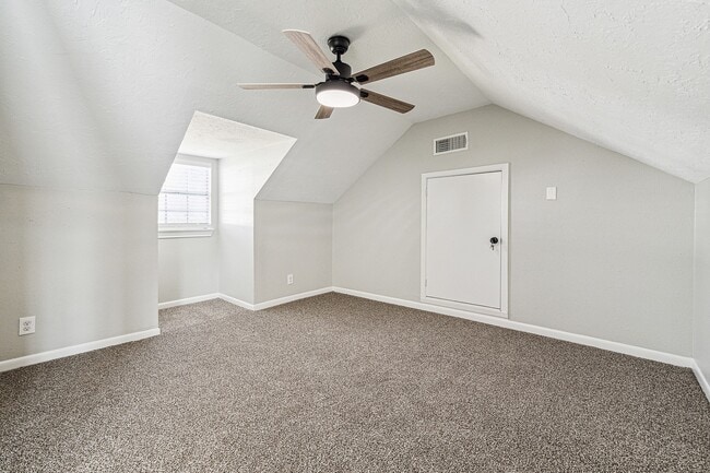 Building Photo - 801 Woodcrest Dr
