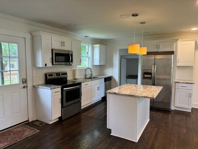 Building Photo - Cute 3BR Home in the Heart of Nashville