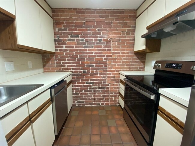 Building Photo - 108 Gainsborough St