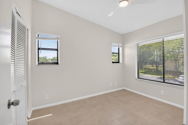 Building Photo - 6649 Somerset Dr