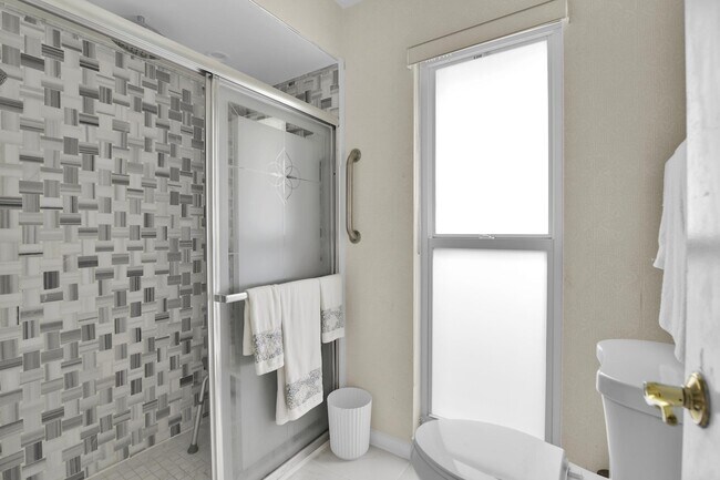 Building Photo - 450 French Royale Cir
