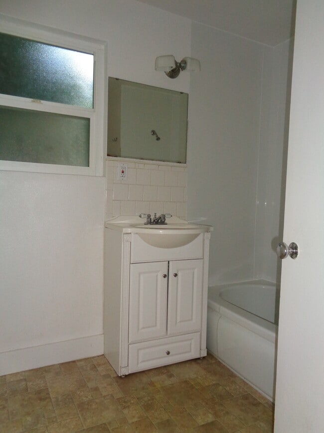 Building Photo - 2515-MHH2515 Laurel Ave NE