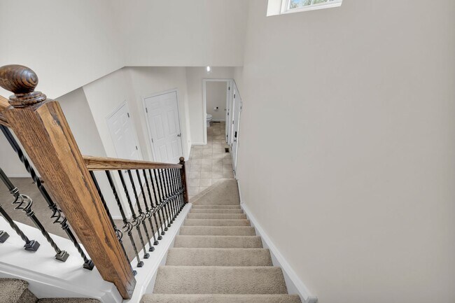 Building Photo - 3 bedroom Townhouse