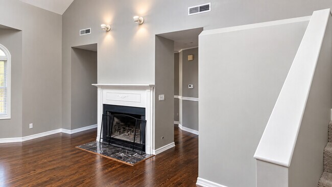 Building Photo - 3636 N Hermitage Ave
