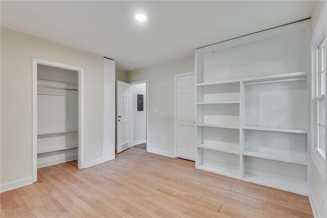 Building Photo - 2314 Woodside Way
