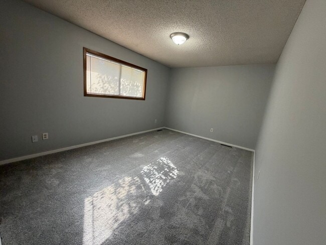 Building Photo - 3 Bed 2 Bath Duplex