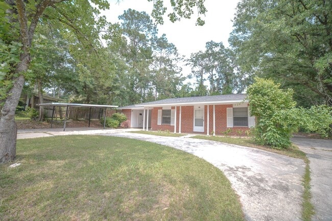Building Photo - 3 Bed / 2 Bath Brick Home With Yard In Town
