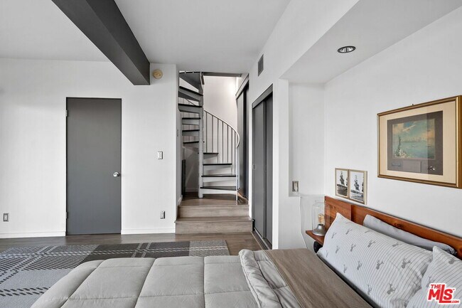Building Photo - 2690 Hollyridge Dr