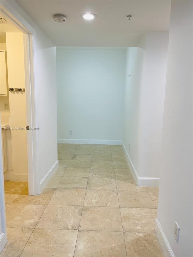 Building Photo - 14951 Royal Oaks Ln