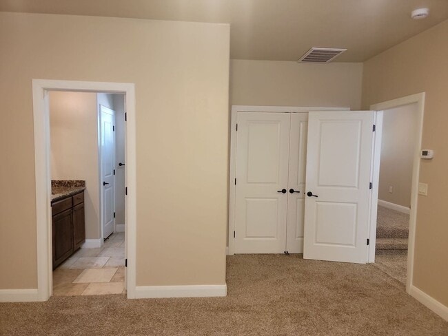Building Photo - Gorgeous 6 Bedroom Home in Washington!