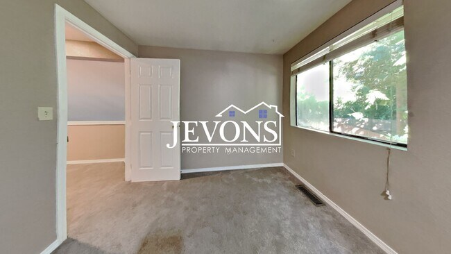 Building Photo - Charming 3-bedroom single-family home with...