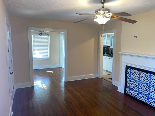 Building Photo - Adorable 2 Bedroom Home in Ashley Park!!