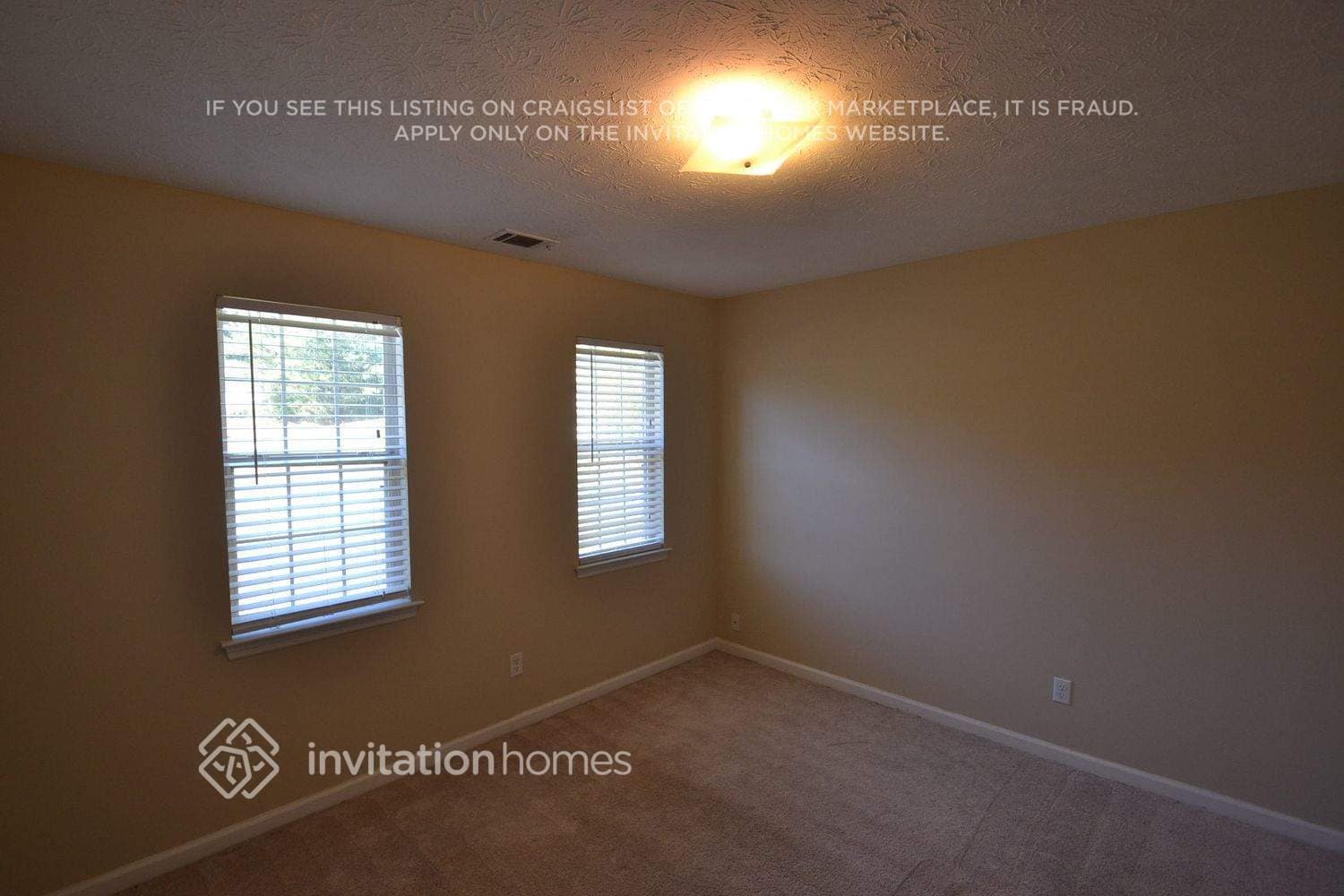 Building Photo - 1595 Versailles Dr